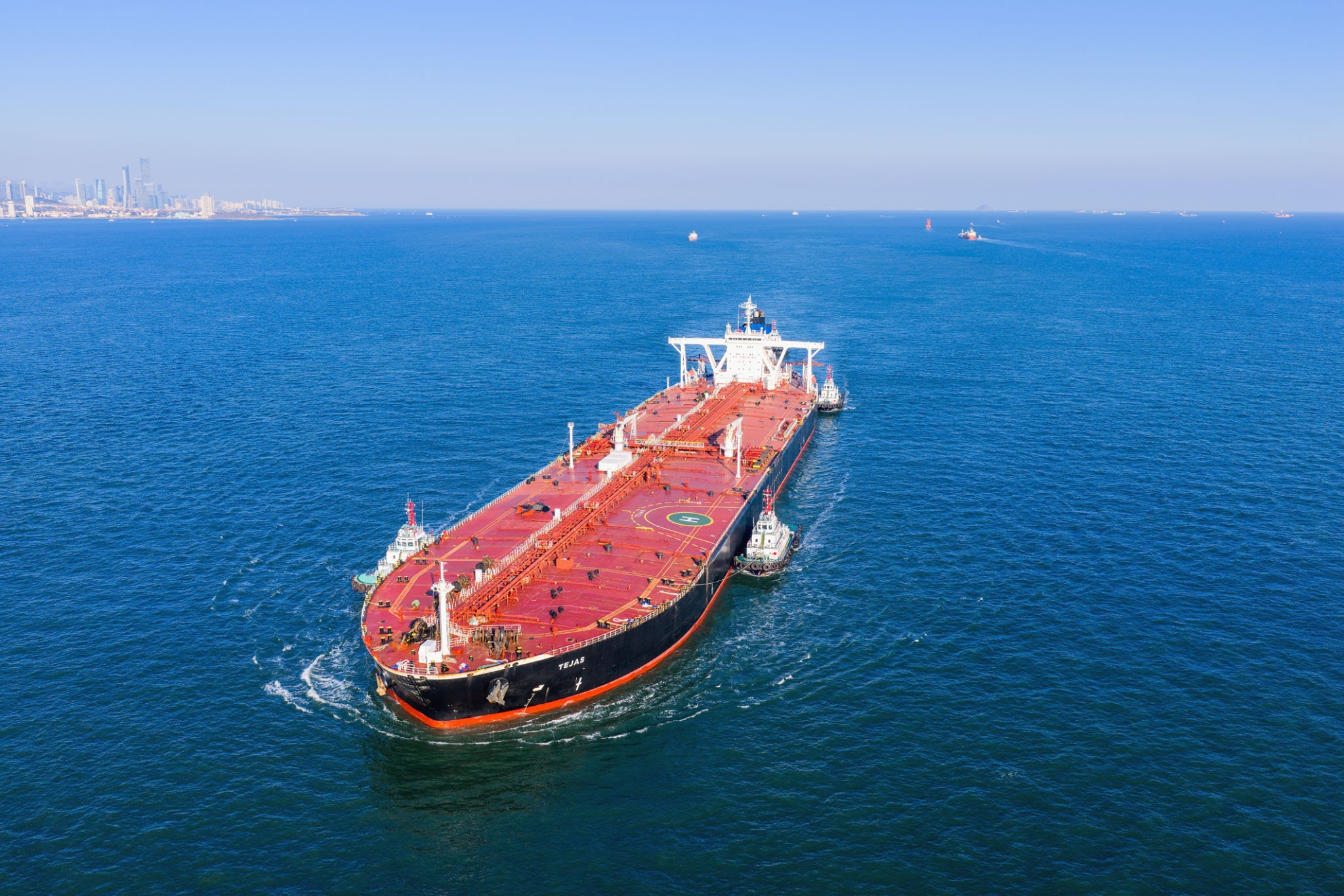 On April 4, 2026, the large tanker "China Hongyou" arrived at the crude oil terminal in Qingdao, China